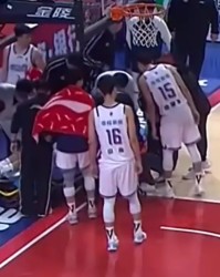 欧冠决赛投注-脖子扭伤！CBA广告牌又伤一人，需要做出改变！