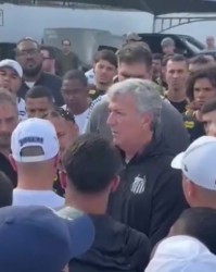 欧冠决赛下注-球迷冲入训练场对内马尔直言：作为球队领袖，你的泪水将如何影响全队士气